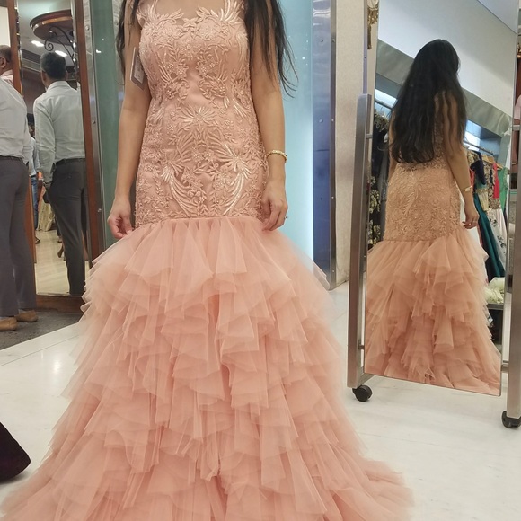 Gown - Picture 1 of 2
